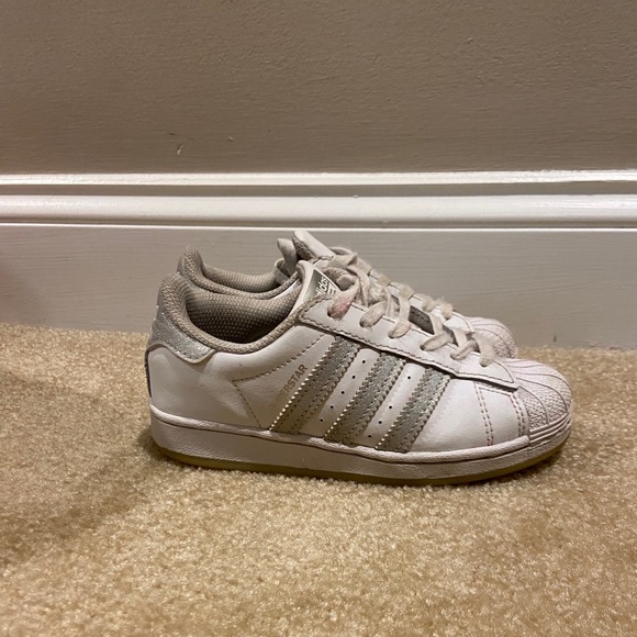 Toddler girl adidas shell toe size 12 - Picture 2 of 7